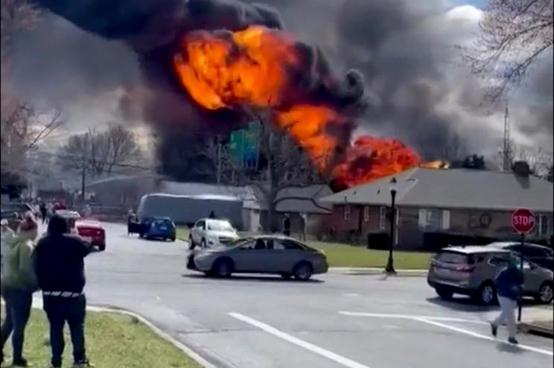 美媒：马里兰州一高速公路油罐车侧翻爆炸致司机死亡，车上燃料泄漏