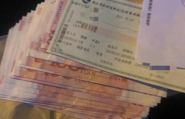 小学生捡20万交给警察，爸爸：奖励看电视1小时！