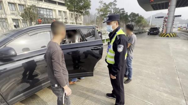 上高速还“躺平”？高速交警：不能图舒适就不顾安全！