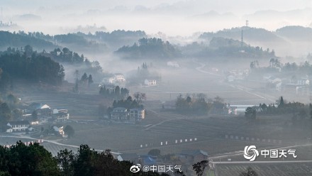重庆南川：雨后山村似水墨 云雾缭绕绘丹青