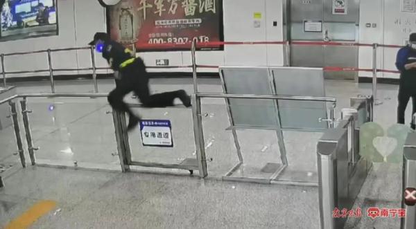 这个飞身越栏帅!南宁一对母子在扶梯摔倒,他冲上前紧急救助 这个飞身越栏帅!南宁一对母子在扶梯摔倒,他冲上前紧急救助