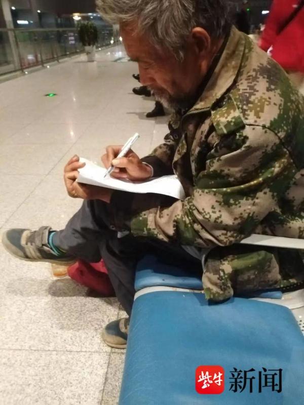 “女孩与流浪老人互赠东西”引关注，网友：希望的种子