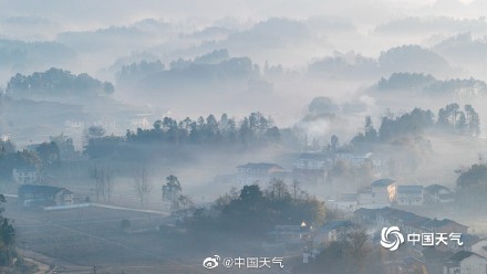 重庆南川：雨后山村似水墨 云雾缭绕绘丹青