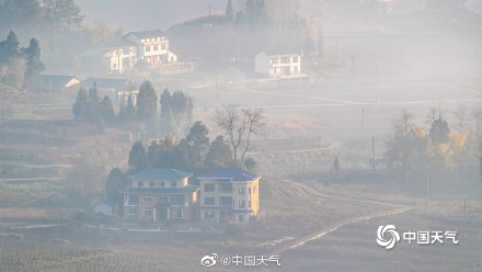 重庆南川：雨后山村似水墨 云雾缭绕绘丹青