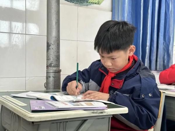 小学生捡20万交给警察，爸爸：奖励看电视1小时！