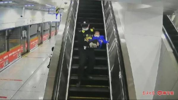 这个飞身越栏帅!南宁一对母子在扶梯摔倒,他冲上前紧急救助 这个飞身越栏帅!南宁一对母子在扶梯摔倒,他冲上前紧急救助