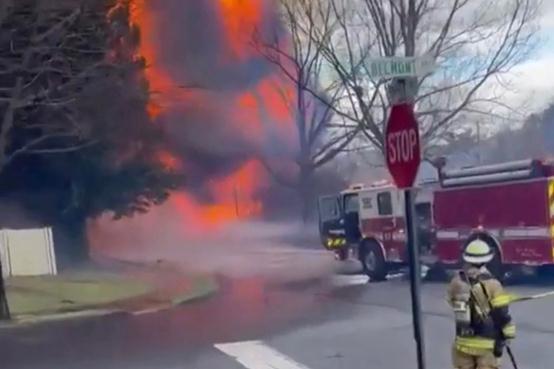 美媒：马里兰州一高速公路油罐车侧翻爆炸致司机死亡，车上燃料泄漏