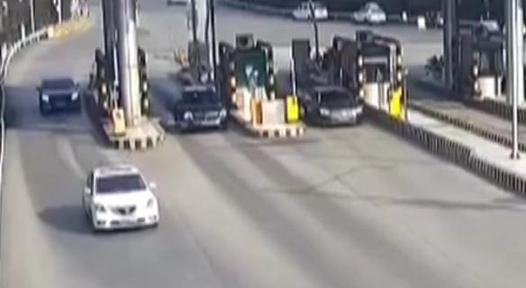 起落杆“动手了”！轿车被扇了一耳光，谁赔？