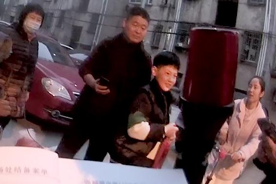 小学生捡20万交给警察，爸爸：奖励看电视1小时！