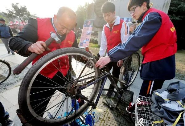 小伙变大叔，他在街头37年免费修车超4万辆