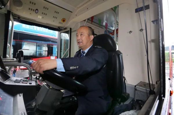 小伙变大叔，他在街头37年免费修车超4万辆