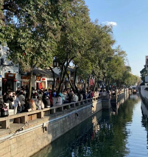 长三角开启新一轮“人从众”模式，瘦西湖、普陀山……这些地方全堵上了