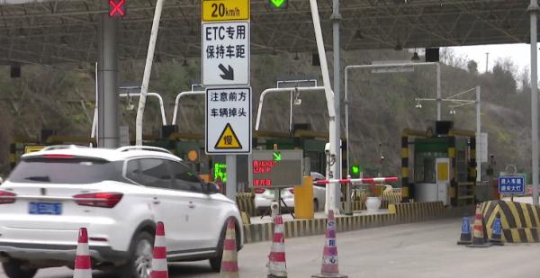 起落杆“动手了”！轿车被扇了一耳光，谁赔？