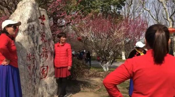 上海阿姨带了五套行头,停车场大排长龙,草坪扎满帐篷…一派大好春光 上海阿姨带了五套行头,停车场大排长龙,草坪扎满帐篷…一派大好春光