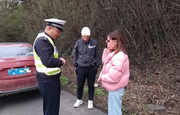 一气之下她将老公“扔”在高速，警察带着男子一路追妻