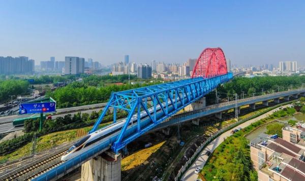 目前,合肥还有三条设计时速350公里的高铁正在建设中.