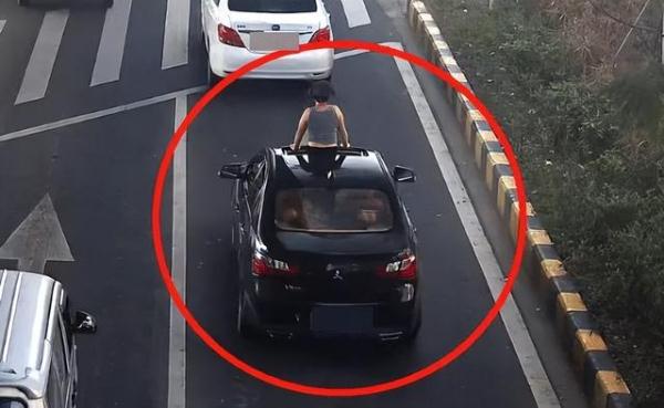 不喜欢车内空调的味道，女子竟将半个身子探出汽车天窗