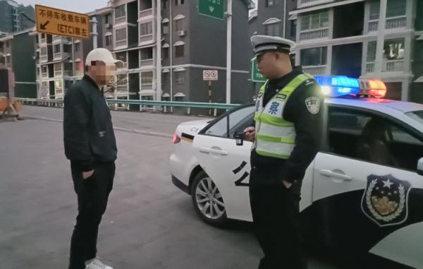 一气之下她将老公“扔”在高速，警察带着男子一路追妻