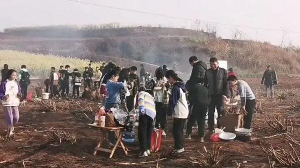 火出圈！小学生背着“锅碗瓢盆”去春游，引发网友集体回忆......