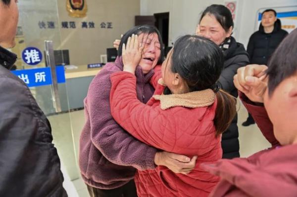 点赞网友疑似失联20年的姐姐！女子带着照片去找警察，结局暖心