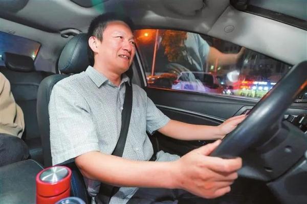 暖哭!网友怒赞深圳这位司机:活该发大财 暖哭!网友怒赞深圳这位司机:活该发大财