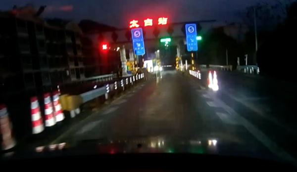 一气之下她将老公“扔”在高速，警察带着男子一路追妻