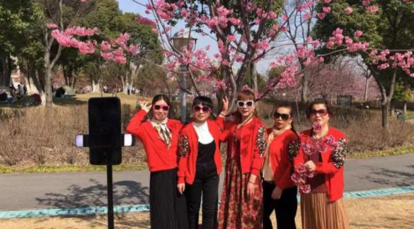 上海阿姨带了五套行头,停车场大排长龙,草坪扎满帐篷…一派大好春光 上海阿姨带了五套行头,停车场大排长龙,草坪扎满帐篷…一派大好春光