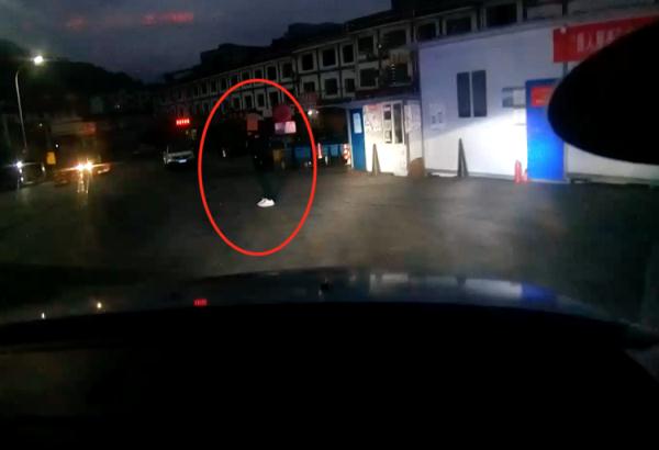 一气之下她将老公“扔”在高速，警察带着男子一路追妻