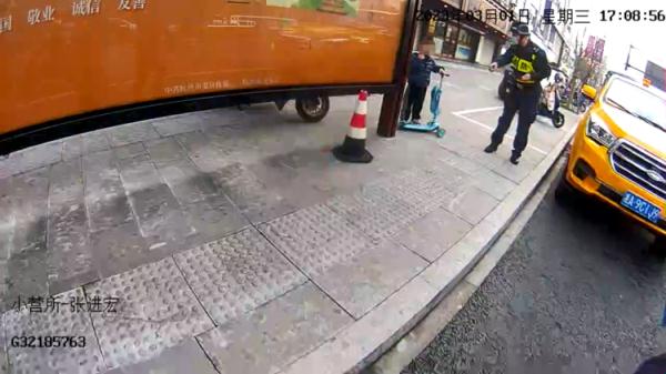 孩子又走丢了,在派出所呢! 孩子又走丢了,在派出所呢!