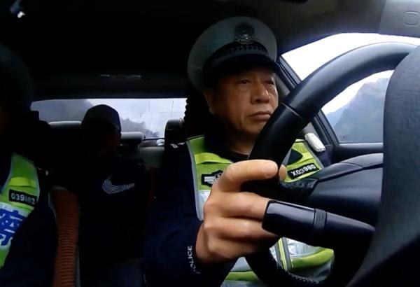 一气之下她将老公“扔”在高速，警察带着男子一路追妻