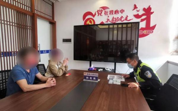 不喜欢车内空调的味道，女子竟将半个身子探出汽车天窗