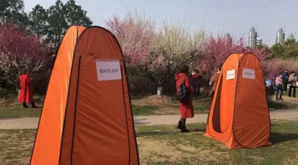 上海阿姨带了五套行头,停车场大排长龙,草坪扎满帐篷…一派大好春光 上海阿姨带了五套行头,停车场大排长龙,草坪扎满帐篷…一派大好春光