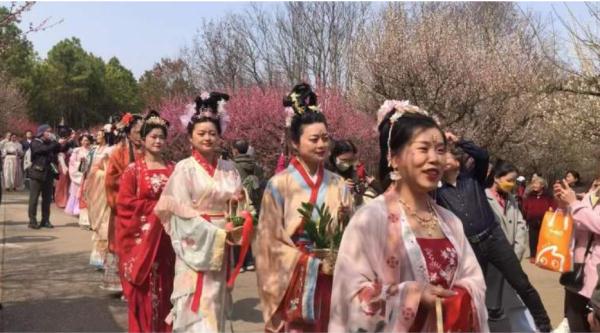 上海阿姨带了五套行头,停车场大排长龙,草坪扎满帐篷…一派大好春光 上海阿姨带了五套行头,停车场大排长龙,草坪扎满帐篷…一派大好春光