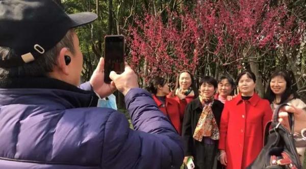 上海阿姨带了五套行头,停车场大排长龙,草坪扎满帐篷…一派大好春光 上海阿姨带了五套行头,停车场大排长龙,草坪扎满帐篷…一派大好春光