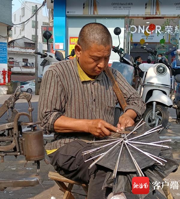海口53岁独腿“励志匠”:街头修伞修鞋自力更生 海口53岁独腿“励志匠”:街头修伞修鞋自力更生