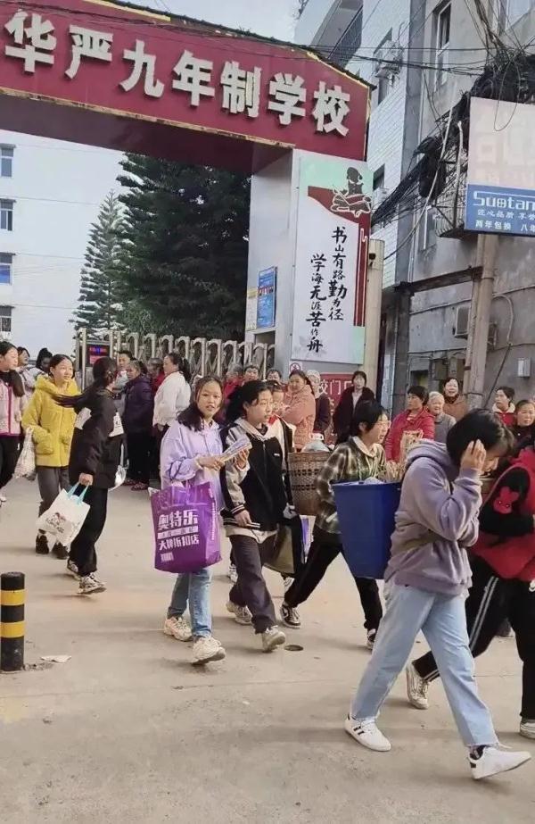 火出圈！小学生背着“锅碗瓢盆”去春游，引发网友集体回忆......