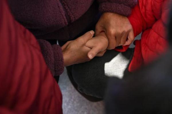 点赞网友疑似失联20年的姐姐！女子带着照片去找警察，结局暖心