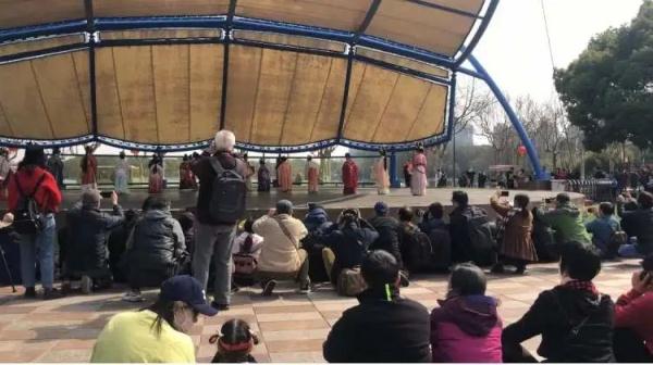 上海阿姨带了五套行头,停车场大排长龙,草坪扎满帐篷…一派大好春光 上海阿姨带了五套行头,停车场大排长龙,草坪扎满帐篷…一派大好春光