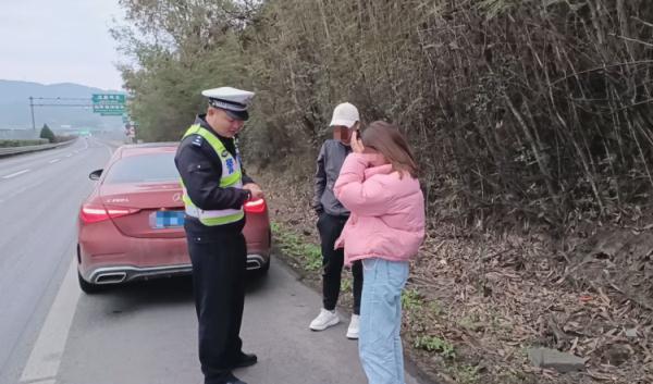 一气之下她将老公“扔”在高速，警察带着男子一路追妻