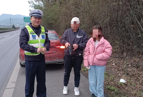 一气之下她将老公“扔”在高速，警察带着男子一路追妻