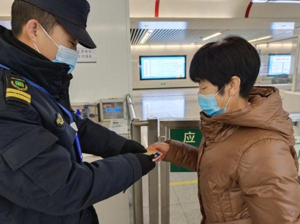 买根火腿肠，免费坐地铁！真的！在庄里！还有……