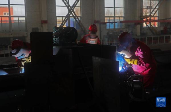 高温弧光为伴的电焊“花木兰”班组 高温弧光为伴的电焊“花木兰”班组