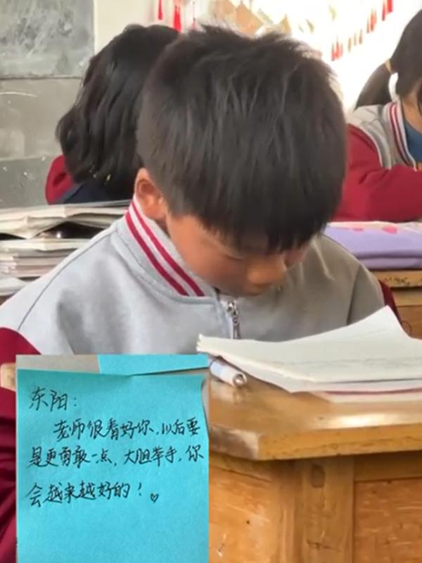 山东00后班主任给学生写“鼓励小纸条”，孩子们的反应太暖了！