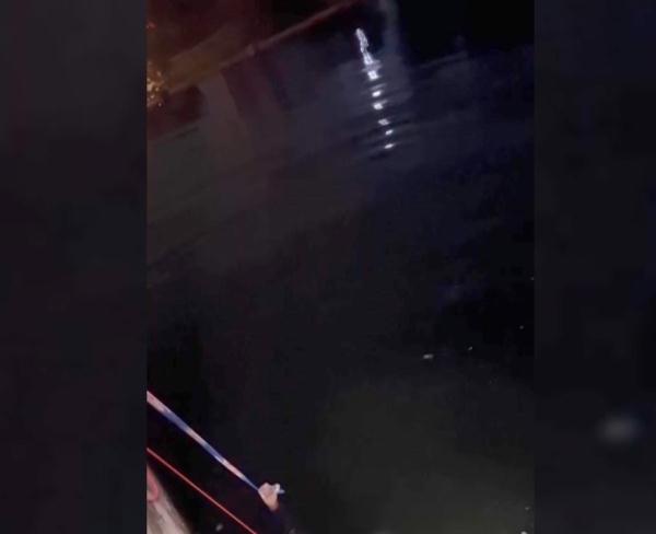 男子凌晨跳河轻生,危急时刻他们纵身一跃…… 男子凌晨跳河轻生,危急时刻他们纵身一跃……