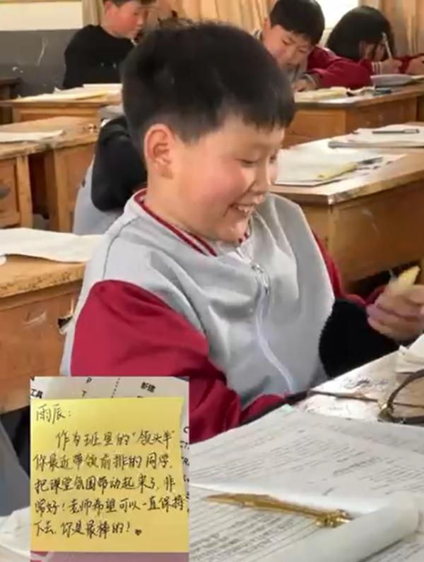 山东00后班主任给学生写“鼓励小纸条”，孩子们的反应太暖了！