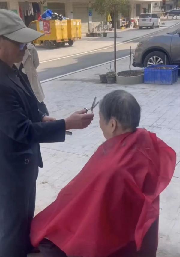 长沙这位大爷“有两把刷子”! 长沙这位大爷“有两把刷子”!