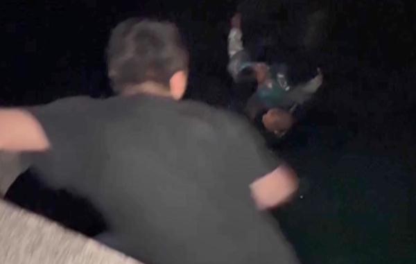 男子凌晨跳河轻生,危急时刻他们纵身一跃…… 男子凌晨跳河轻生,危急时刻他们纵身一跃……