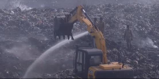 印度一垃圾山起火连烧3天 现场毒烟漫天