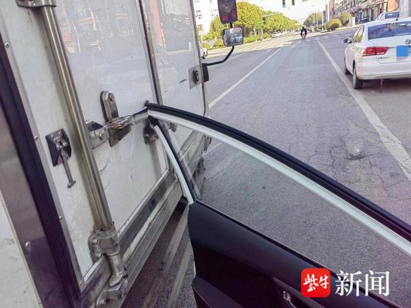 惊险！停车后司机疏于观察突然开门，后方大货车一头撞上