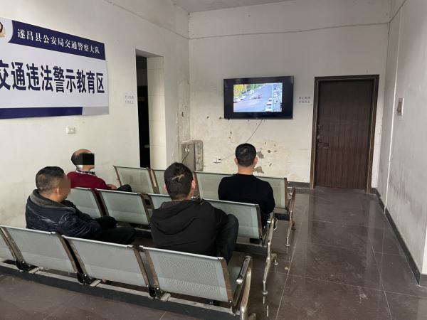 浙江街头，多名驾驶员围在警车旁“罚抄” ！网友：希望推广